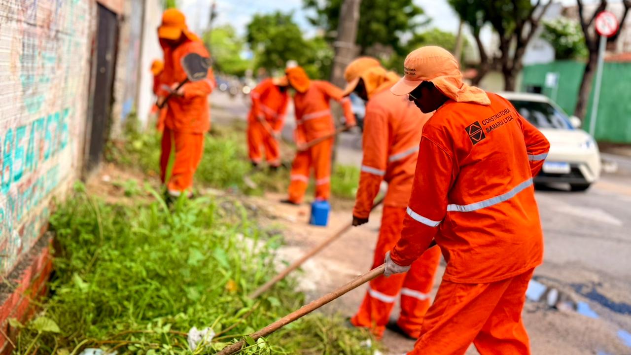 Garis realizando trabalho de capinação